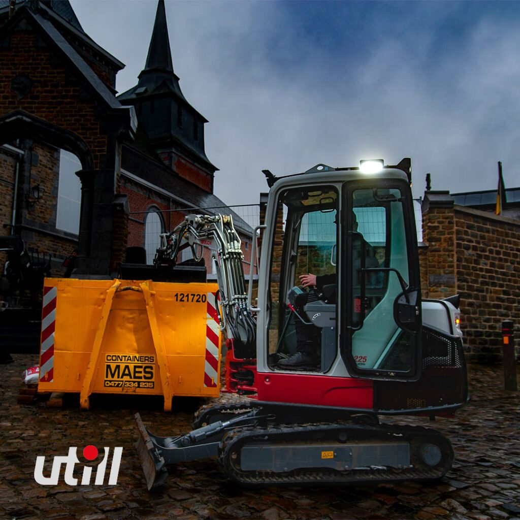 Minipelle avec phares de chantier
